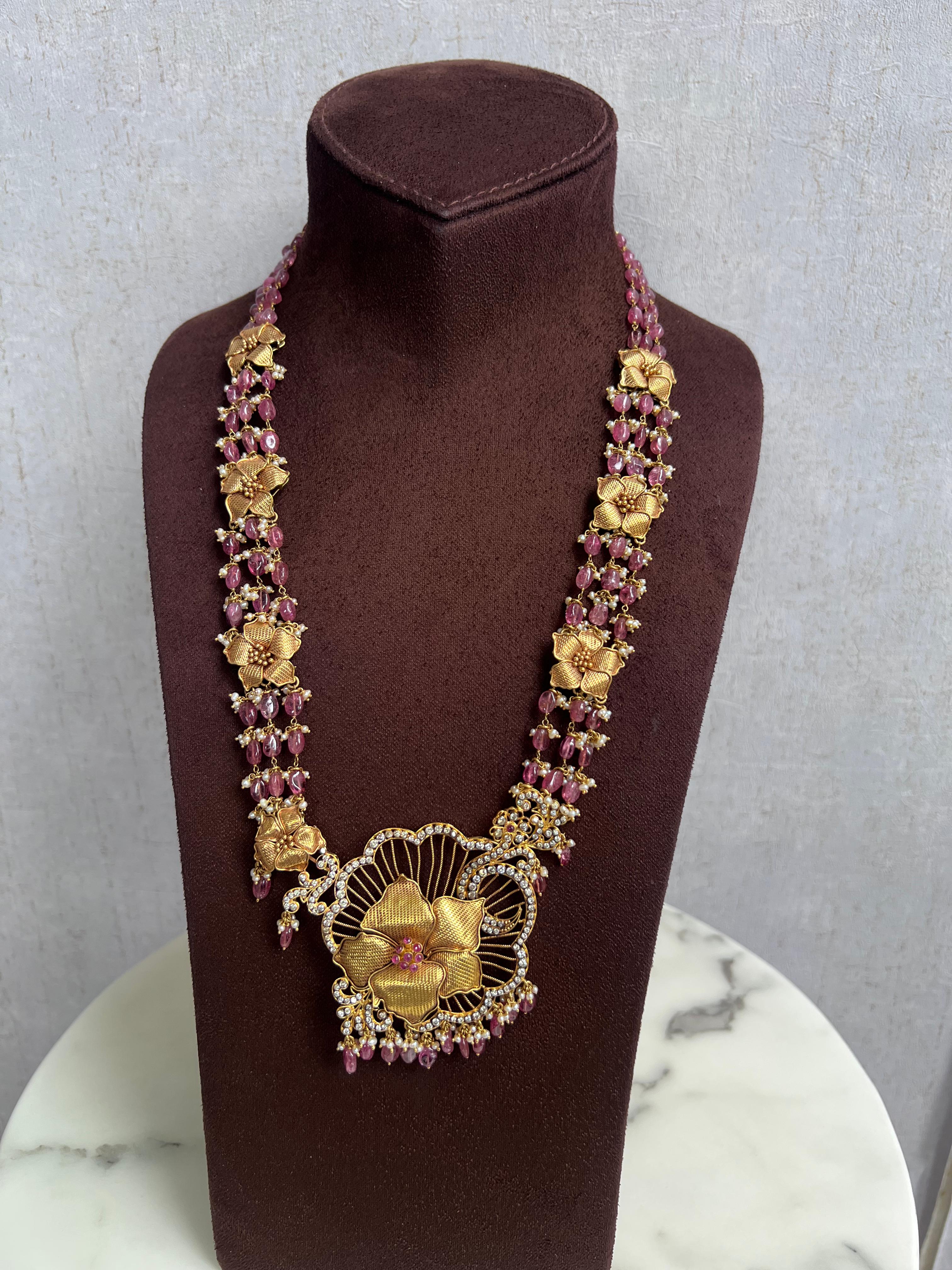 Stunning Floral Gold Necklace Stunning Floral Gold Necklace
