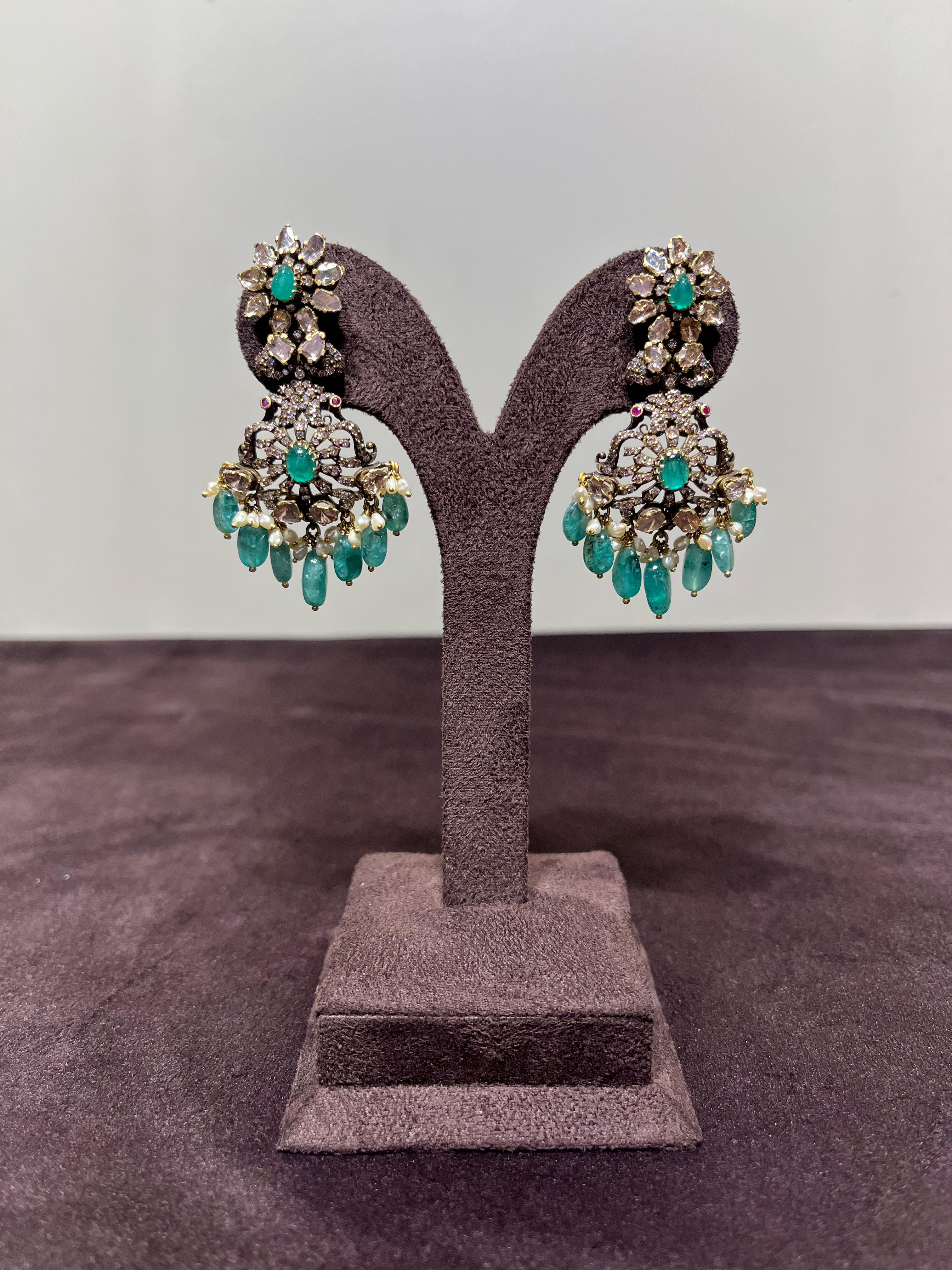 Dazzling Victorian Hangings with Emerald Dazzling Victorian Hangings with Emerald